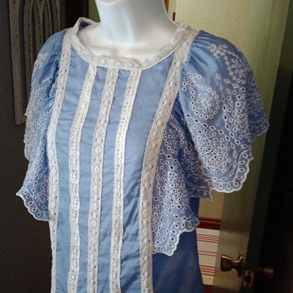 ANTHROPOLOGIE So Cute Lace Trim Blue Ruffle Flutter Sleeved With Lace Top Sz 2 - Picture 2 of 10